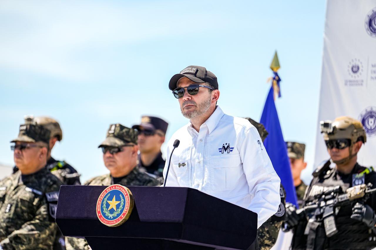Presentan 1.5 toneladas de droga incautada en barcos pesqueros