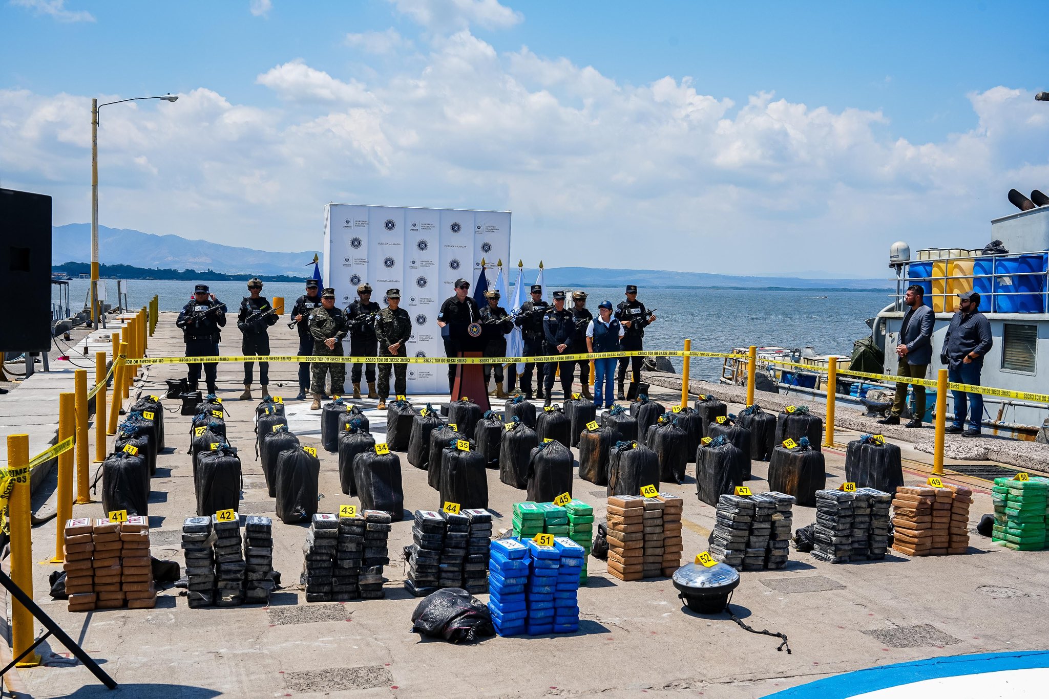Presentan incautación de droga interceptada en altamar
