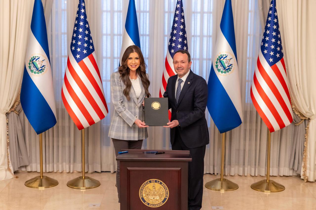 Secretaria de Seguridad de Estados Unidos visitó el CECOT