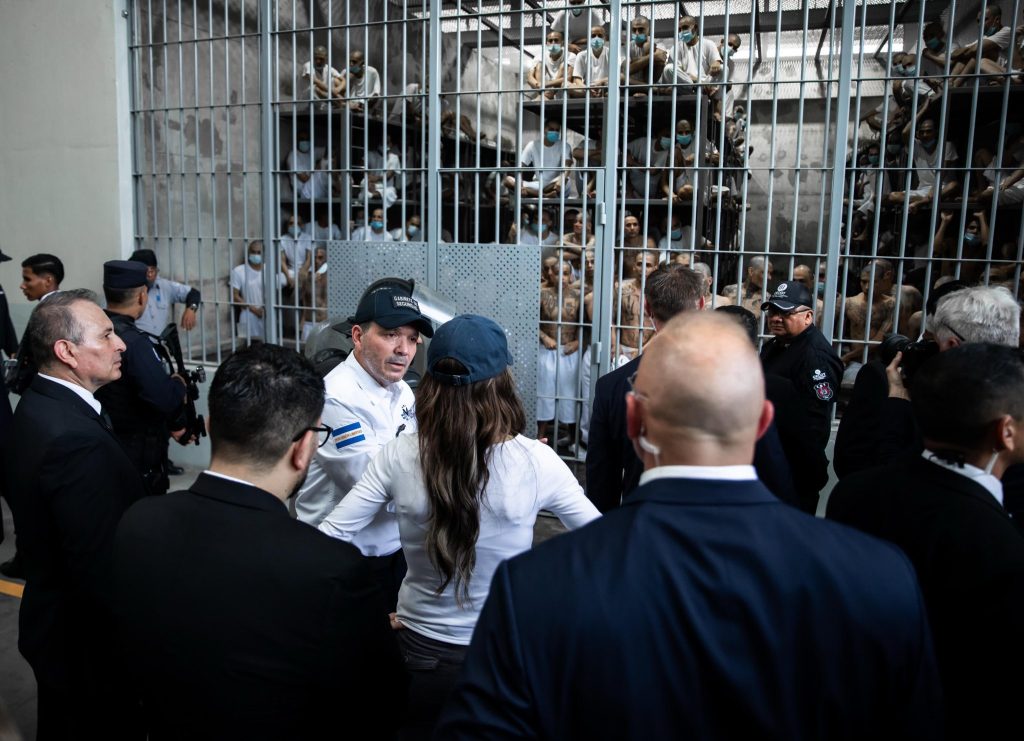 Secretaria de Seguridad de Estados Unidos visitó el CECOT
