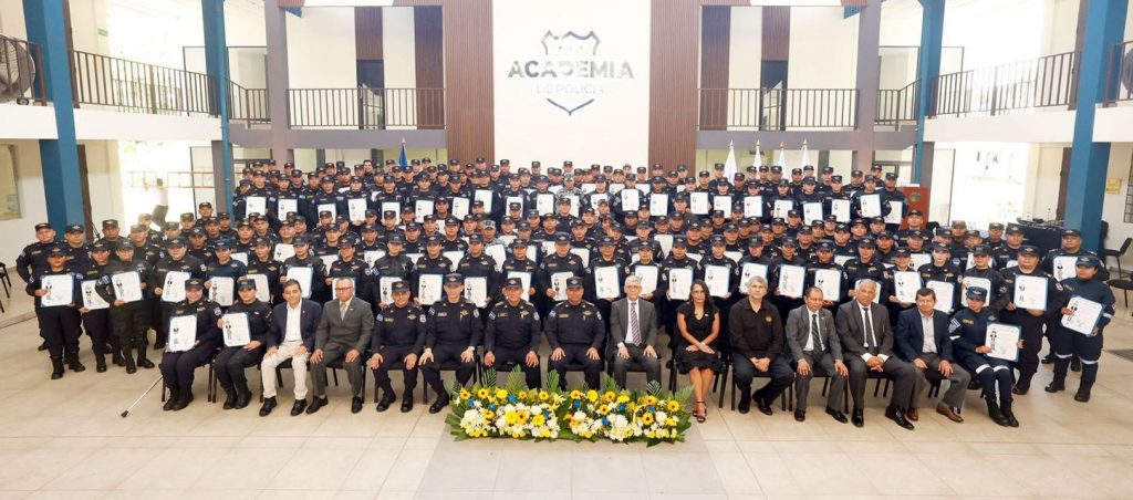 188 agentes, cabos, sargentos y oficiales conforman la primera promoción de Licenciados en Ciencias Policiales