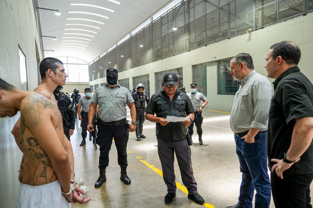 Senador Ted Cruz conoció de primera mano experiencia de El Salvador en la lucha contra el crimen