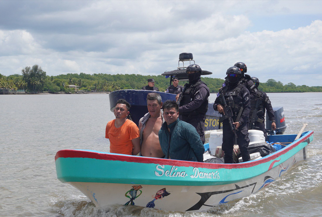 Antinarcóticos y STORM capturan a sujetos que transportaban droga en una lacha en Los Cóbanos Sonsonate