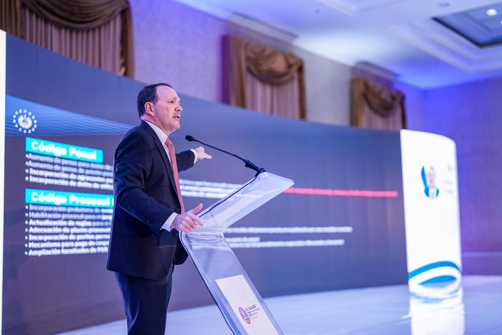 El Salvador presenta su modelo de combate al crimen en Foro Parlamentario de Inteligencia y Seguridad