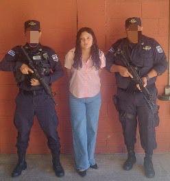 Policía captura en flagrancia a mujer que será procesada por extorsión