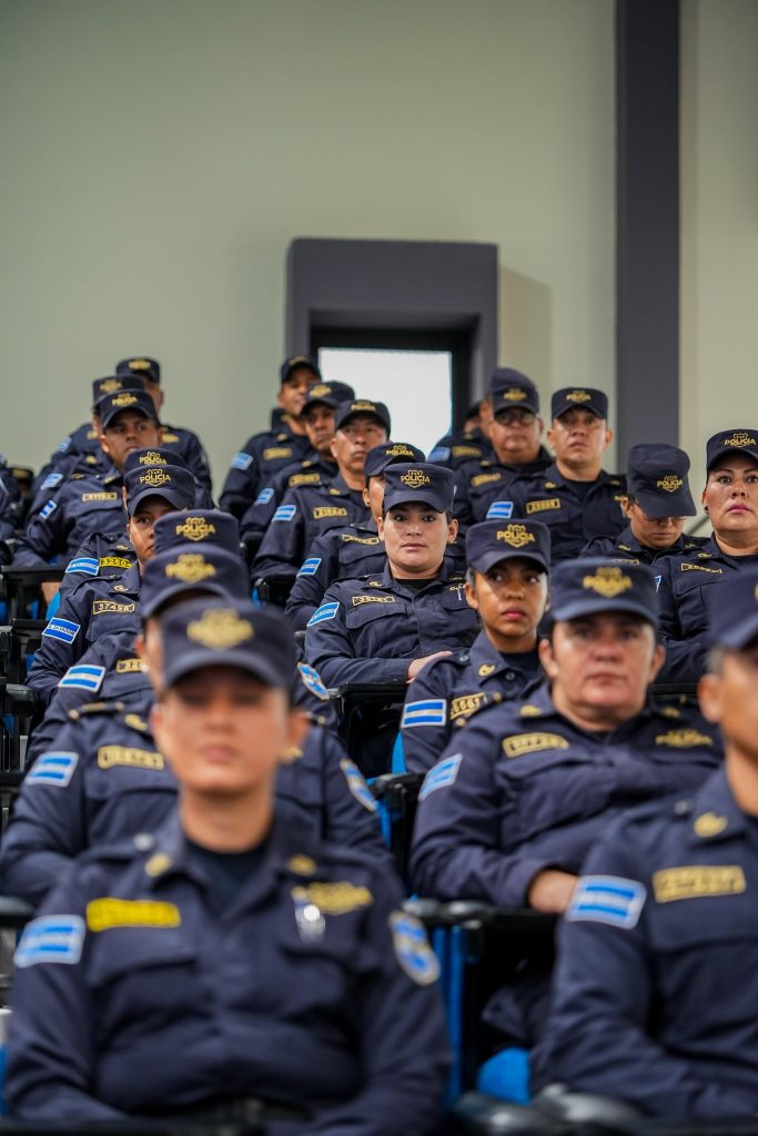 Estados Unidos y El Salvador clausuran cursos de formación para equipos STORM y oficiales migratorios 