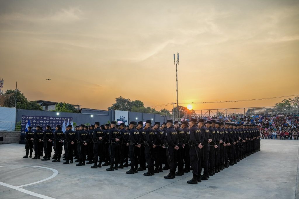 Ministro de Seguridad juramenta a 248 nuevos oficiales de policía y los llama a defender y cuidar la nueva realidad que vive el país