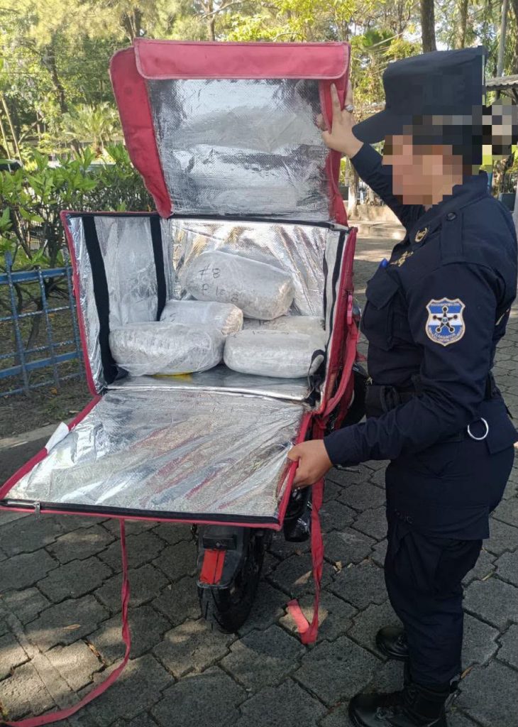 Policía captura a repartidor delivery con varios paquetes marihuana