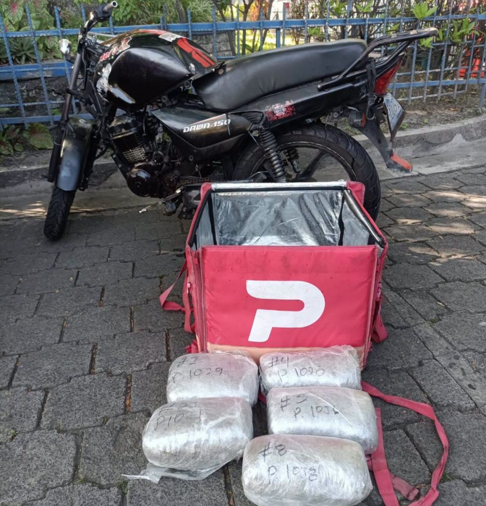 Policía captura a repartidor delivery con varios paquetes marihuana