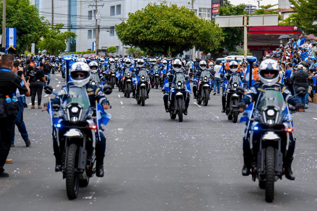 Policía muestra sus equipos de movilidad eléctrica en desfile de independencia